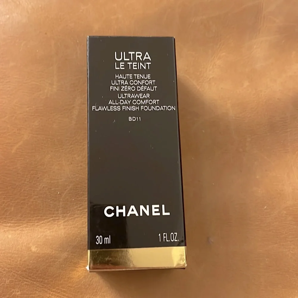 CHANEL Ultrawear All-Day Comfort Flawless Finish Foundation # BD 11. New